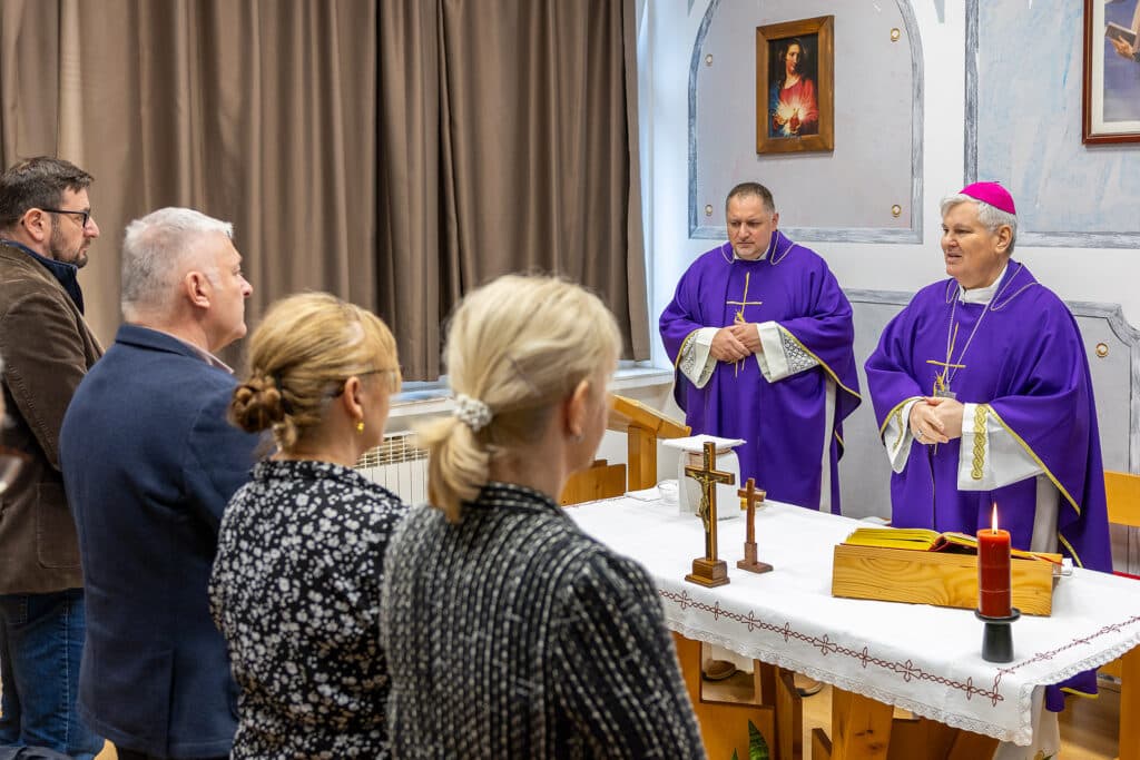 Biskup Košić predvodio misu za djelatnike i zatvorenike u Kaznionici u Lipovici