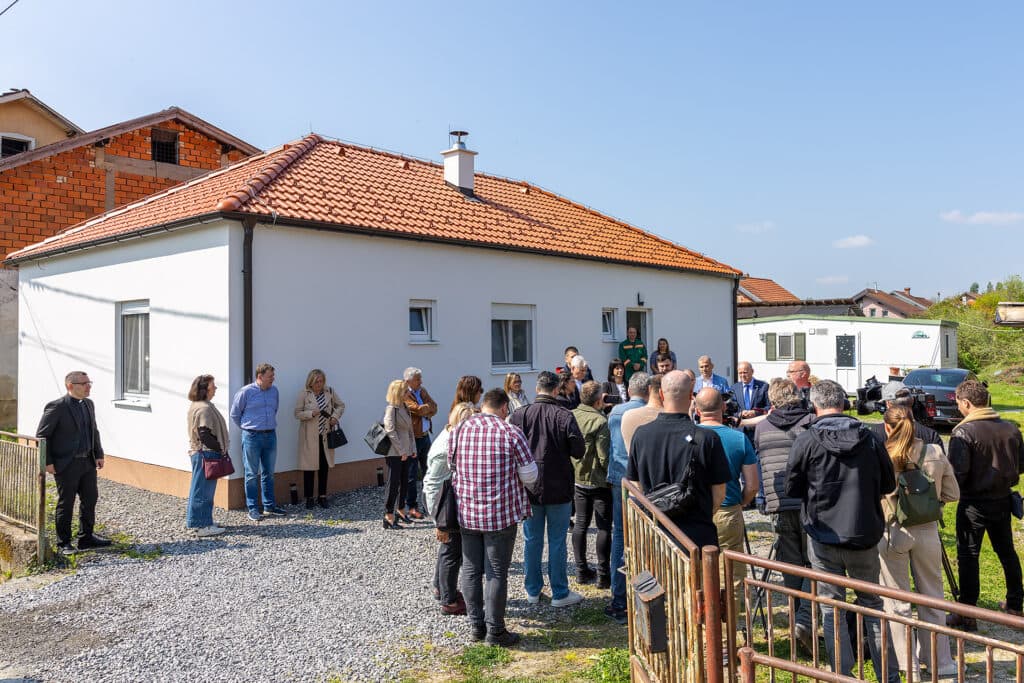 Hrvatski Caritas završio projekt pomoći Banovini, nove kuće blagoslovili biskupi Radoš i Košić