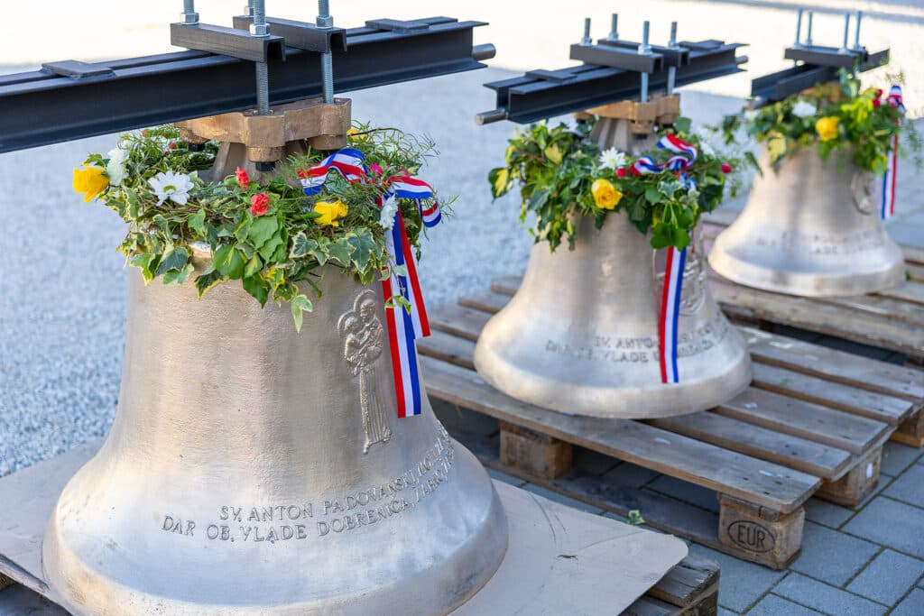 Blagoslovljena nova zvona za crkvu u Odri