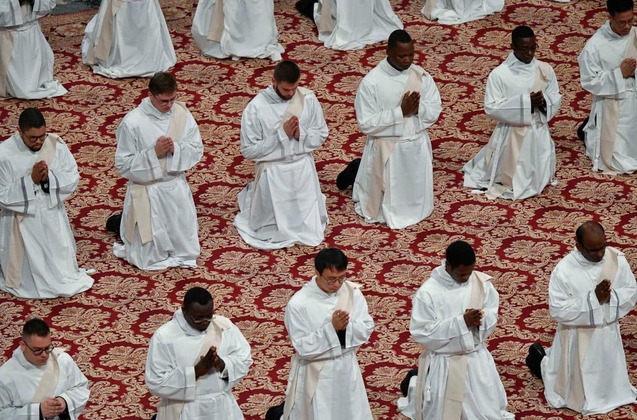 Papa Lav XIV. na Veliki četvrtak pere noge dvanaestorici rimskih svećenika