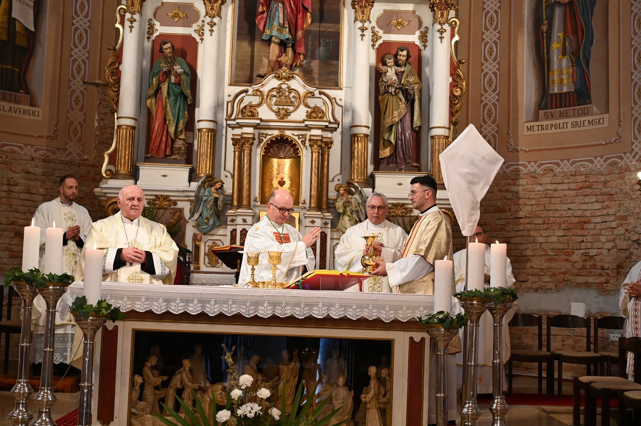 U Srijemskoj Mitrovici na Misi posvete ulja naglašena vjernost svećenika i blizina malim zajednicama