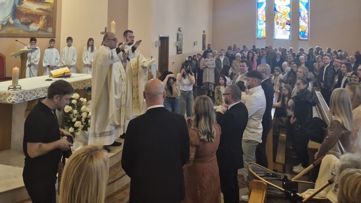 Krštenje petog djeteta obitelji Bradarić