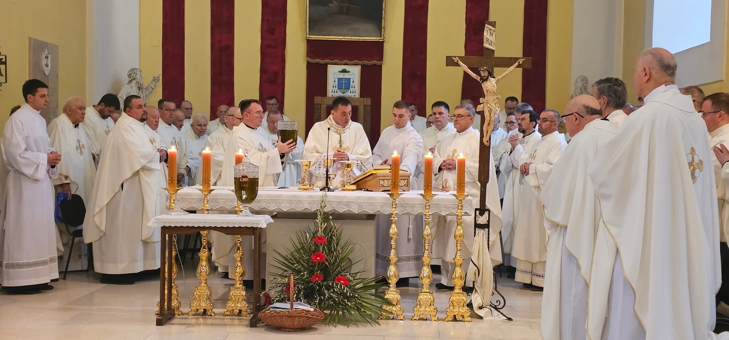 Biskup Medo na Misi posvete ulja govorio o 'Kristovu mirisu' u životu svećenika