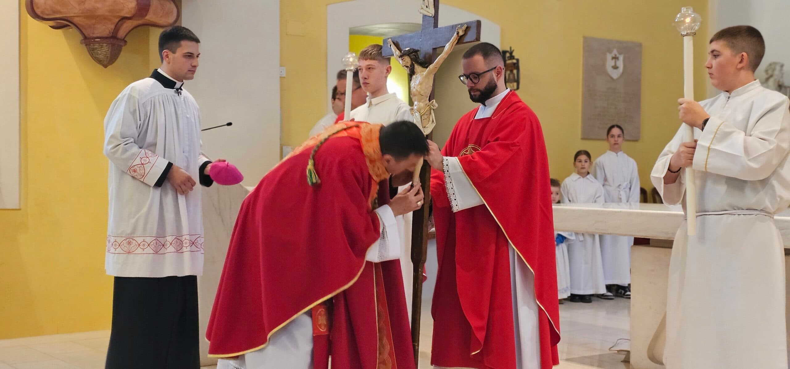 Obredi Velikog petka u gospićkoj katedrali