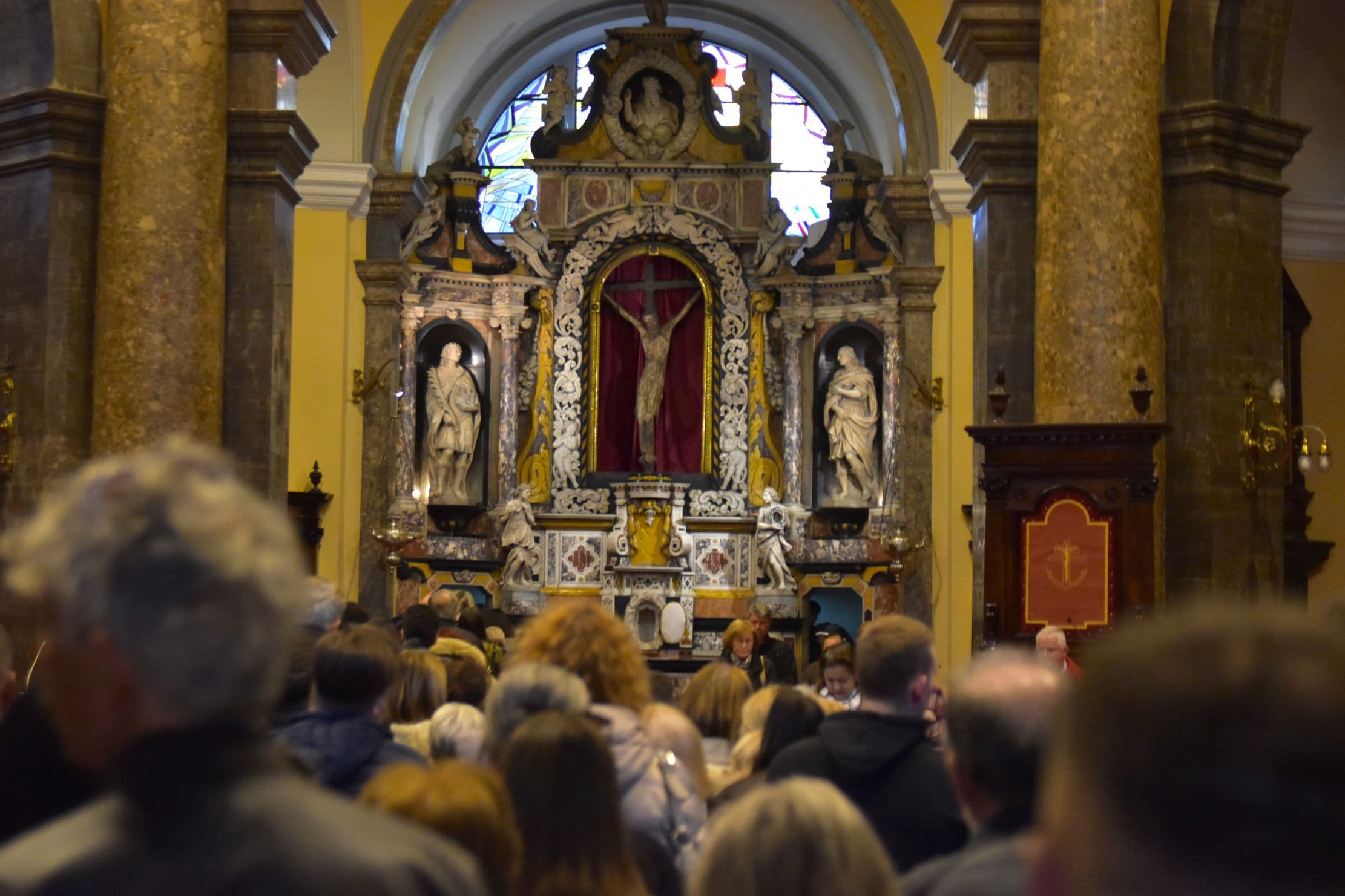 Na Veliki petak nadbiskup Uzinić molio za mir