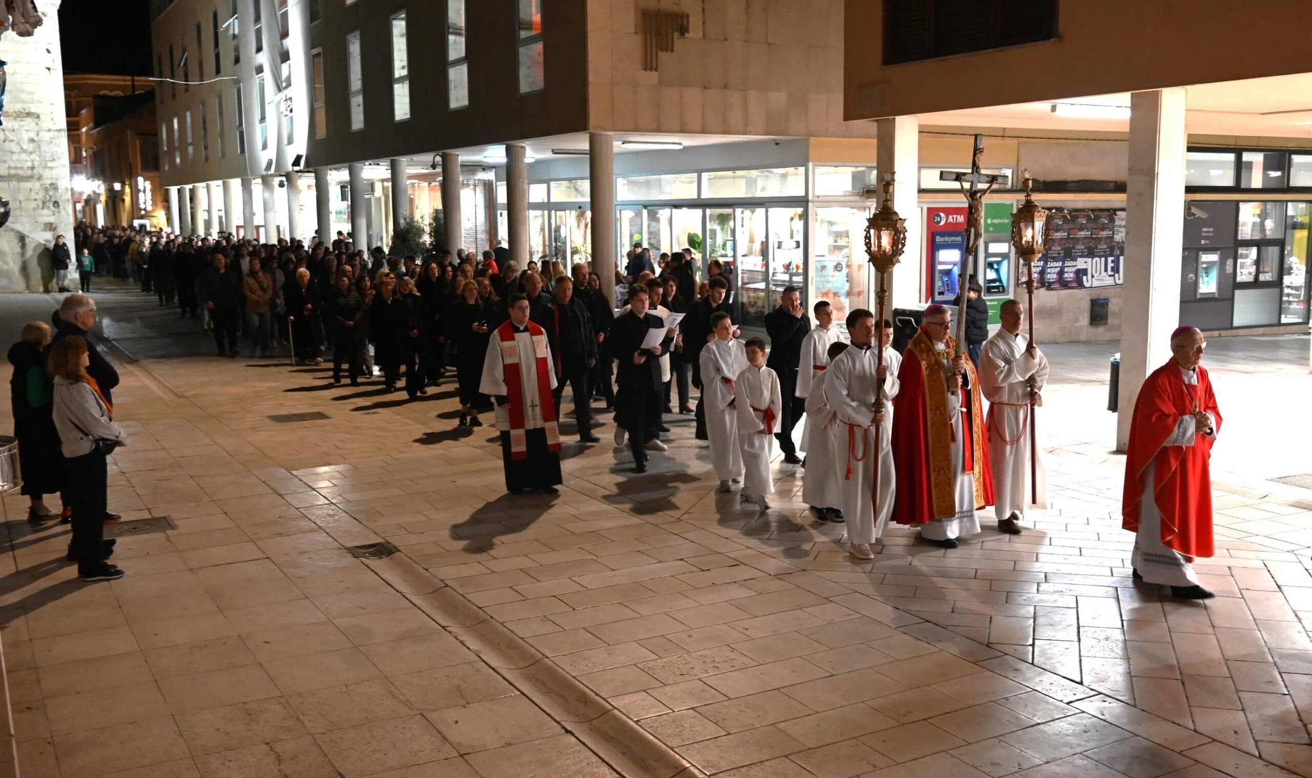 Nadbiskup Zgrablić predvodio obrede Velikog petka u katedrali sv. Stošije