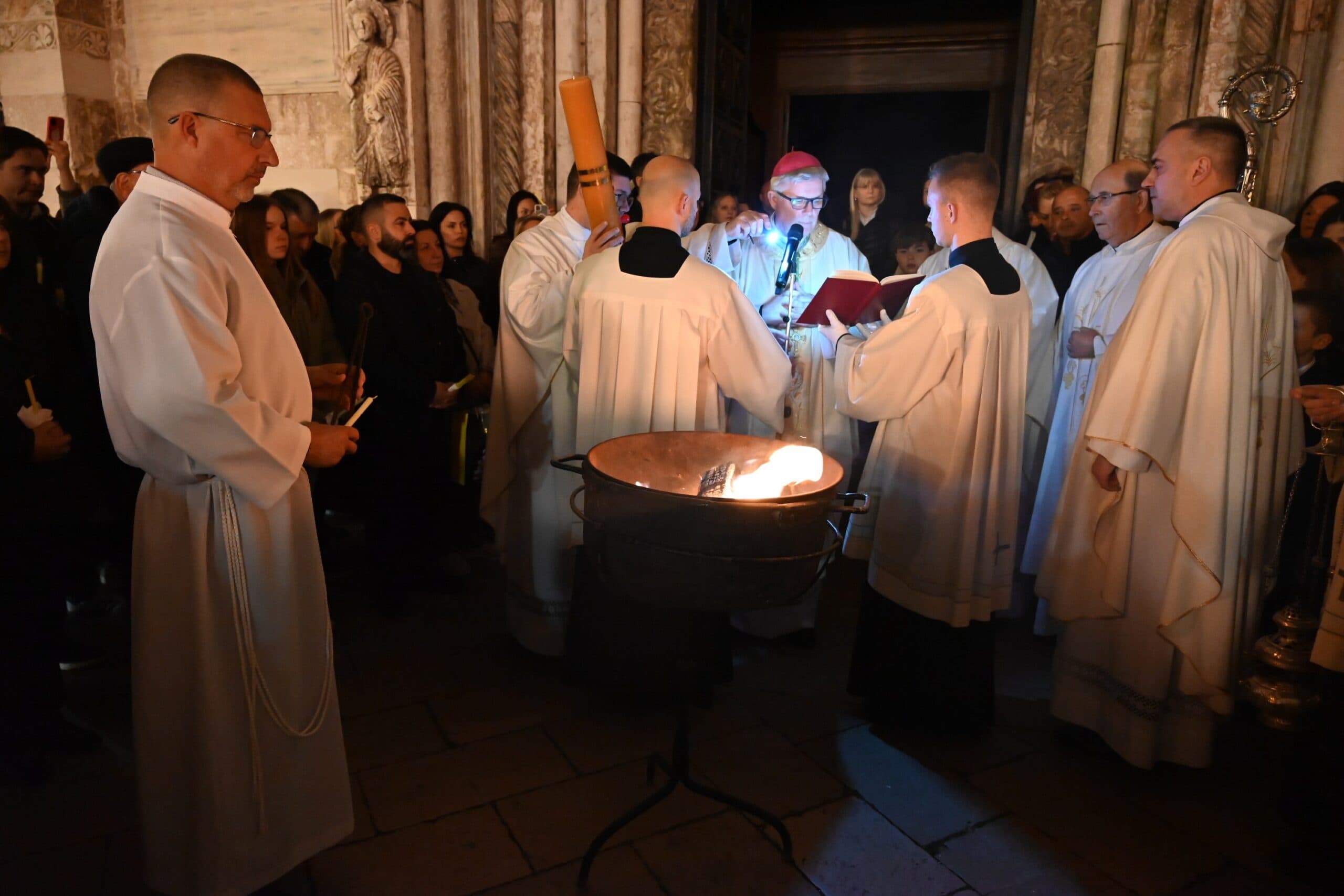 Nadbiskup Zgrablić predvodio Vazmeno bdjenje