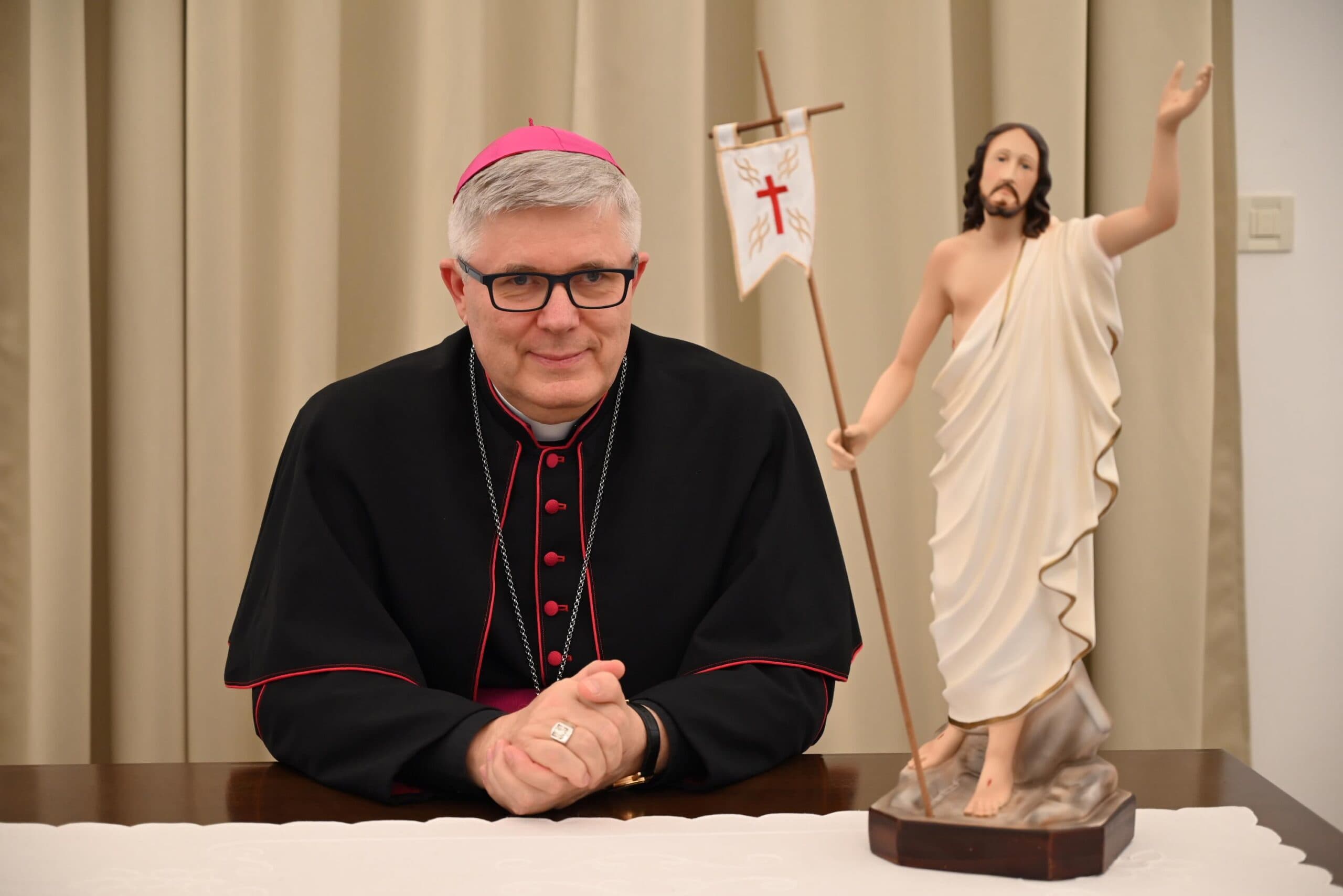 Nadbiskup Zgrablić pozvao na molitvu za mir u zajedništvu sa Svetim Ocem