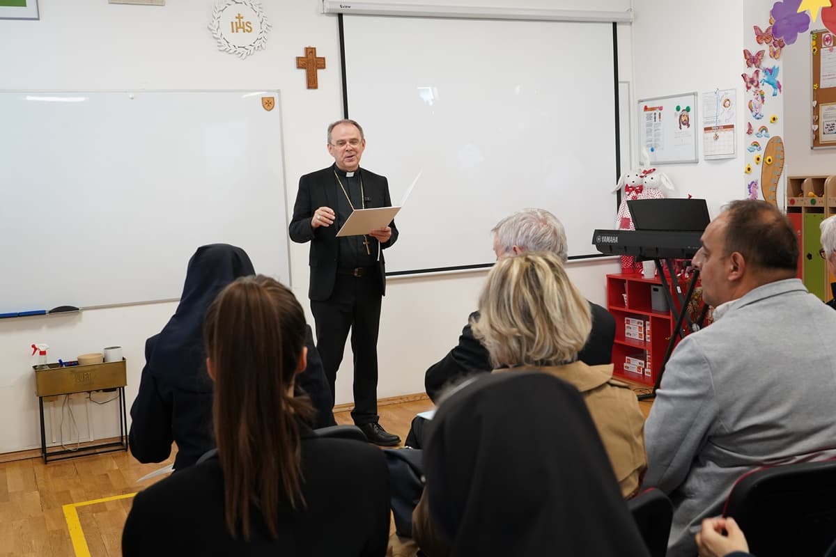 Predstavljena interaktivna trojezična slikovnica “Naša romska majka”