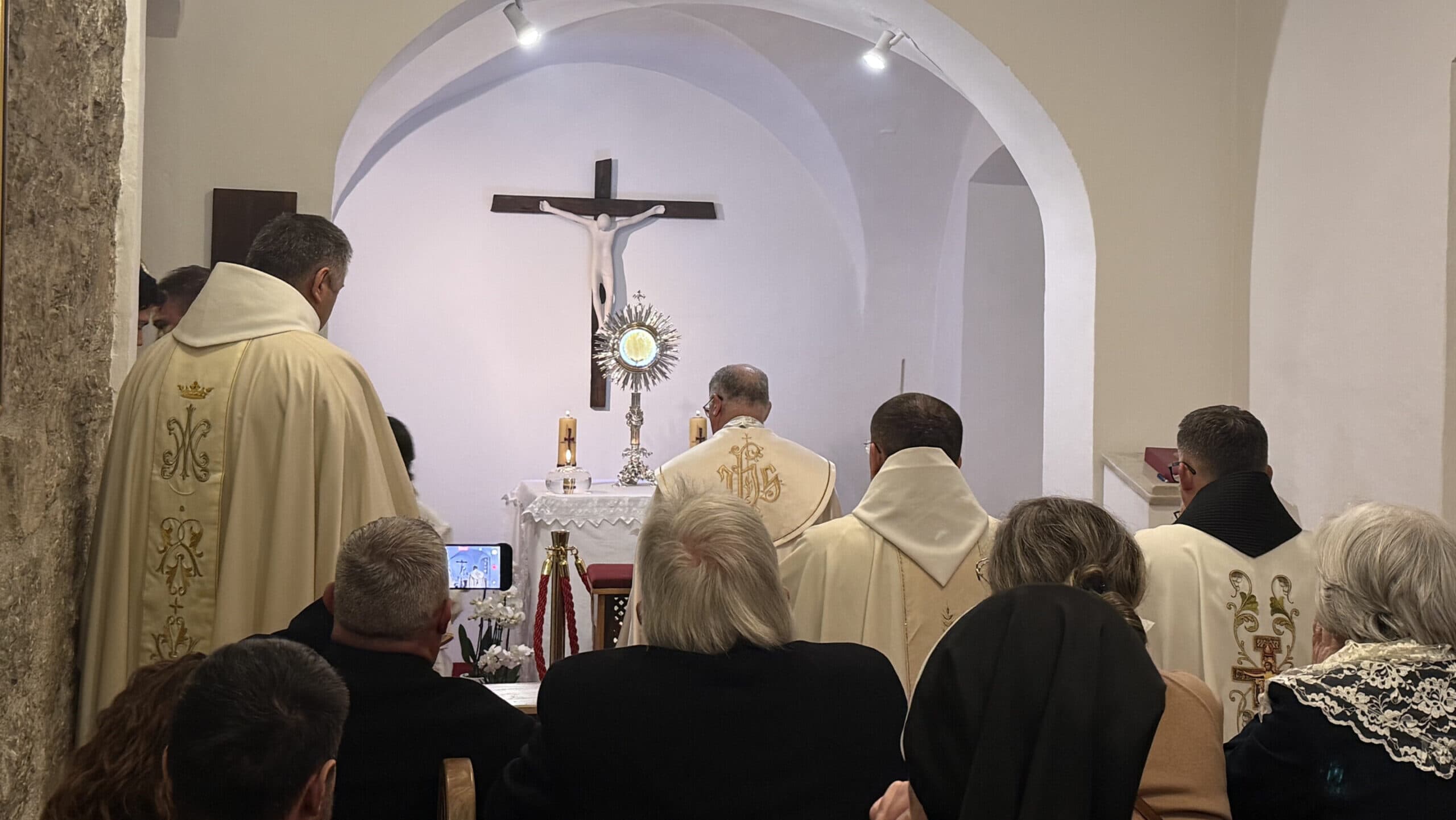 Biskup Štironja otvorio kapelu trajnog klanjanja u pazinskom samostanu Pohođenja Marijina