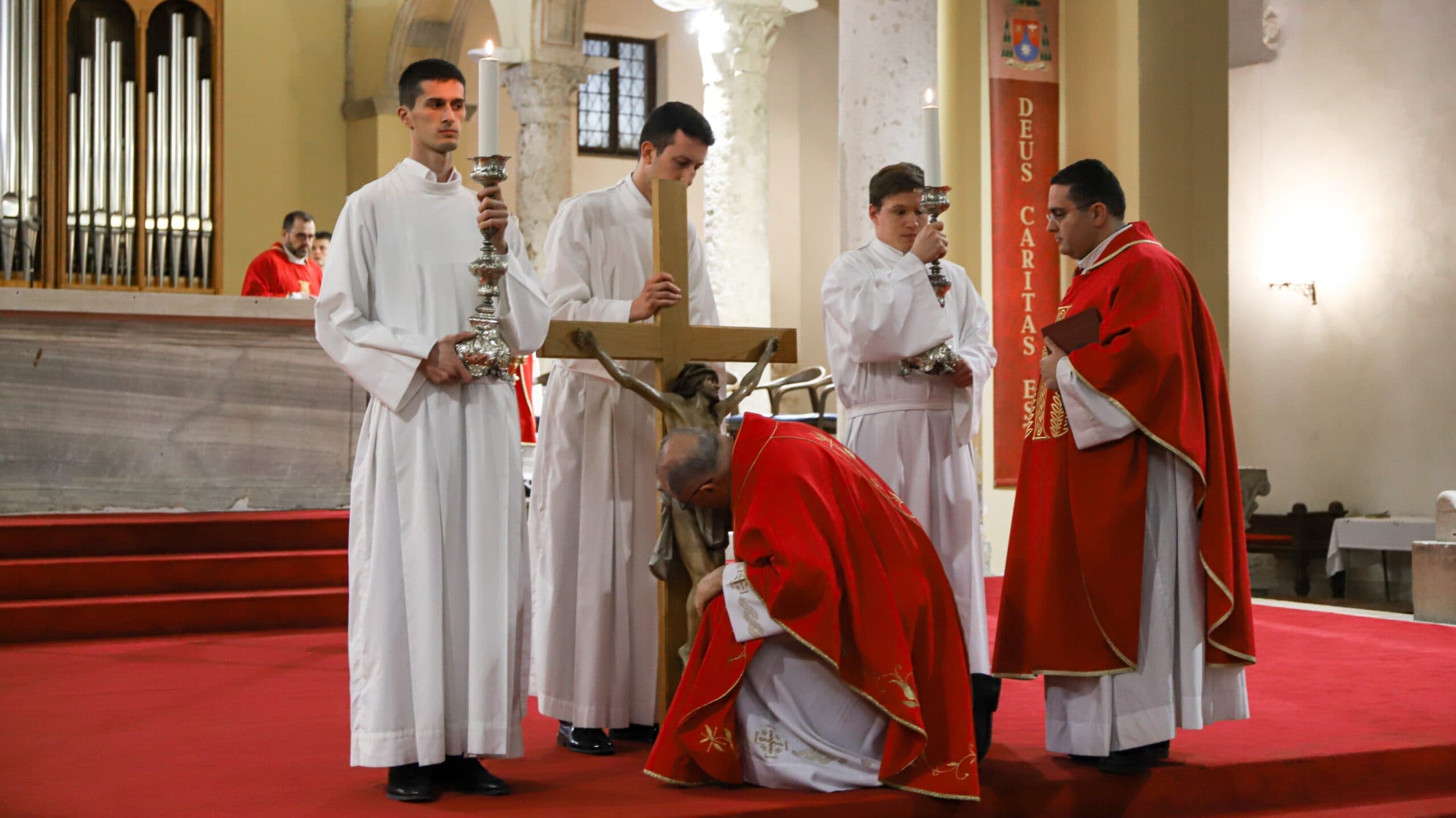 Pula: Biskup Štironja predvodio obrede Velikog petka