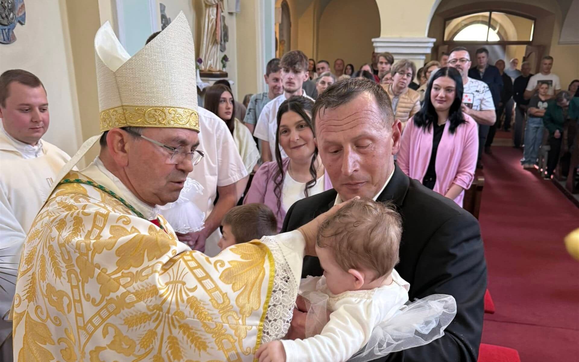 Krštenje šestog djeteta u obitelji Jagić u Špišić Bukovici