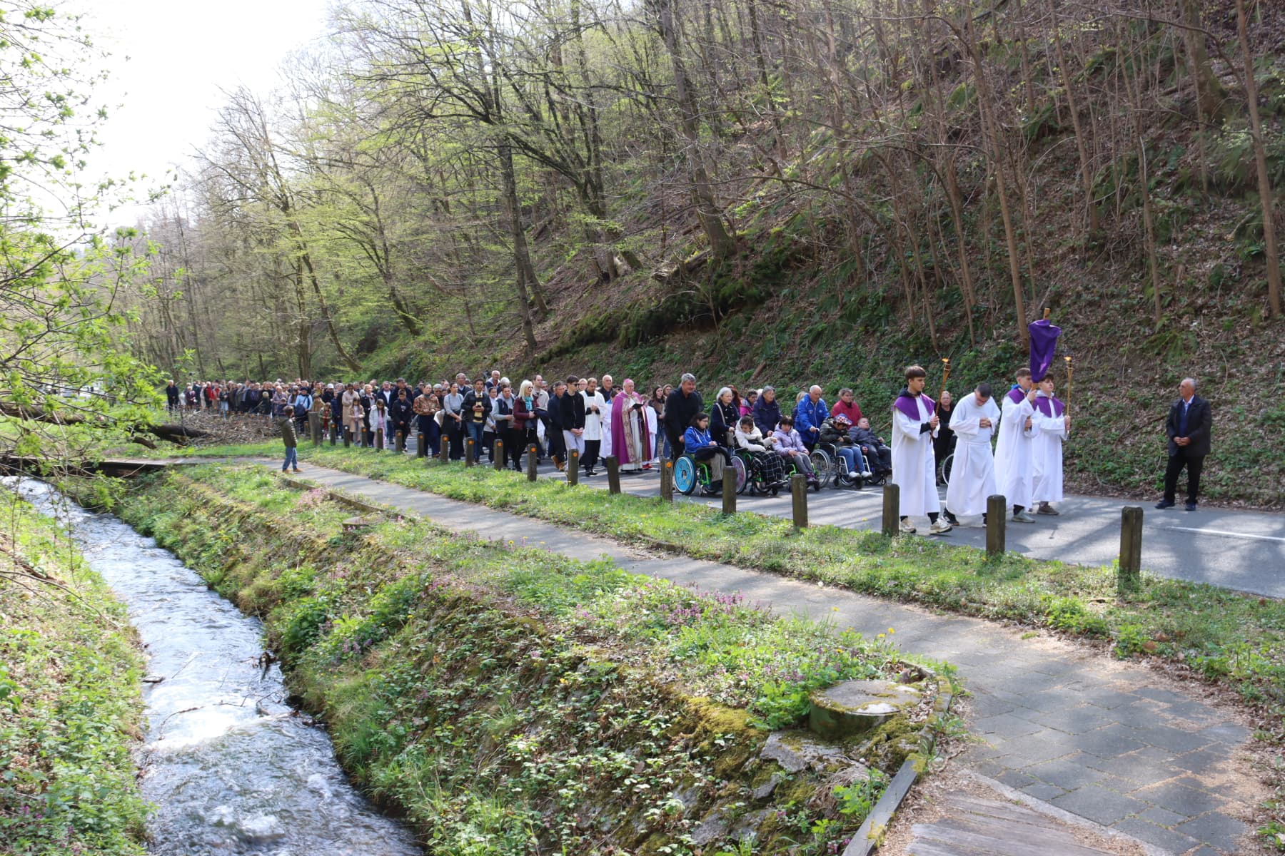 Biskup Razum predvodio pobožnost križnoga puta Ulicom Bliznec