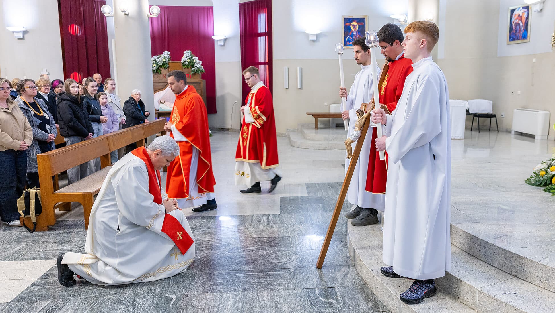 Biskup Košić predvodio obrede Velikog petka u bazilici sv. Kvirina