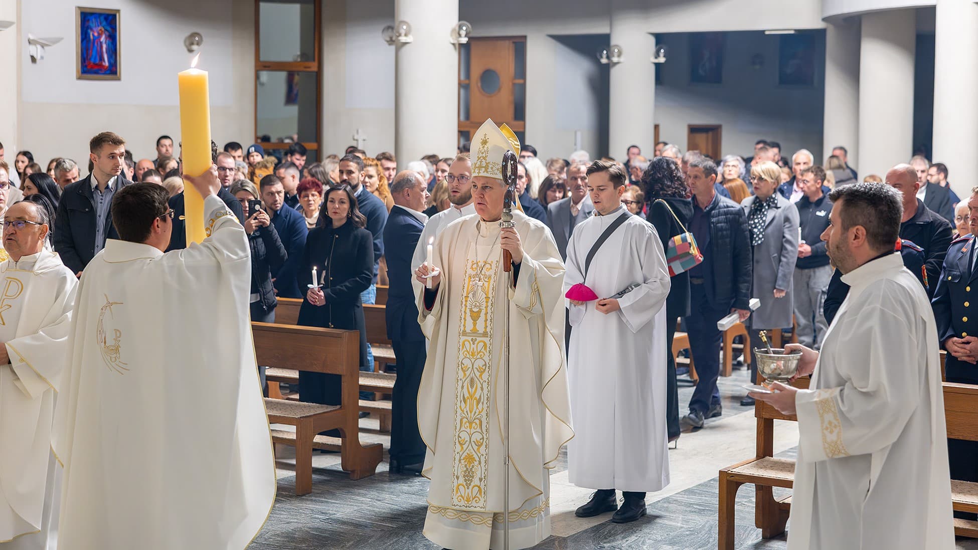 Biskup Košić predvodio Vazmeno bdjenje u bazilici sv. Kvirina u Sisku