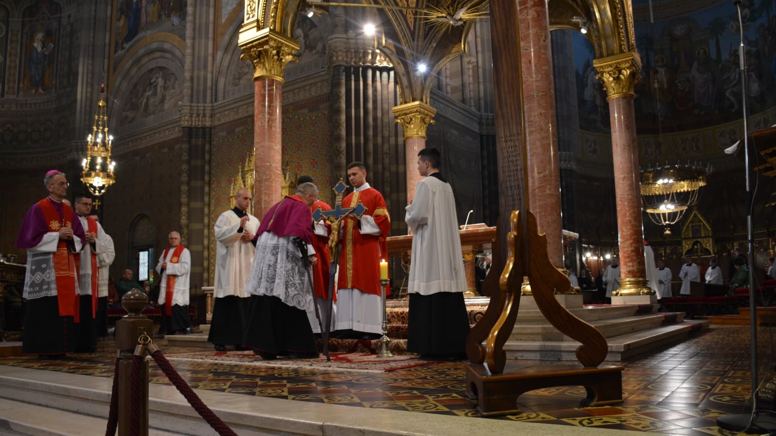 Obredi Velikog petka u đakovačkoj katedrali