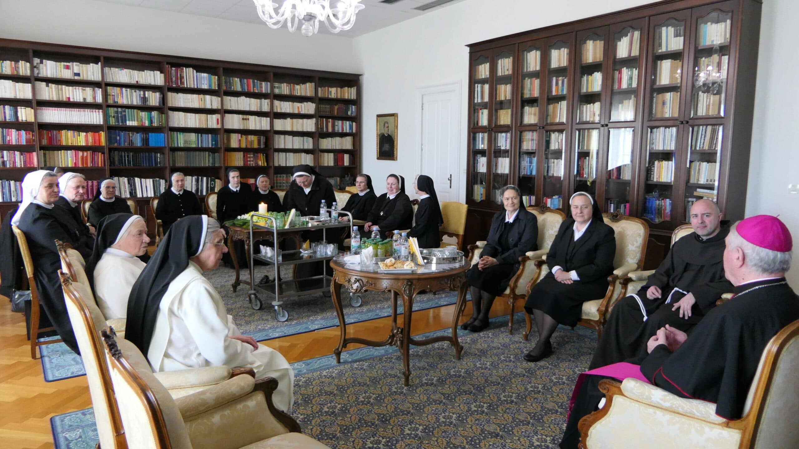 Uskrsno čestitanje redovnica nadbiskupu Križiću