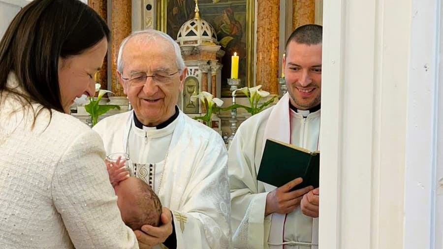 Nadbiskup Puljić krstio peto dijete u obitelji Gobin