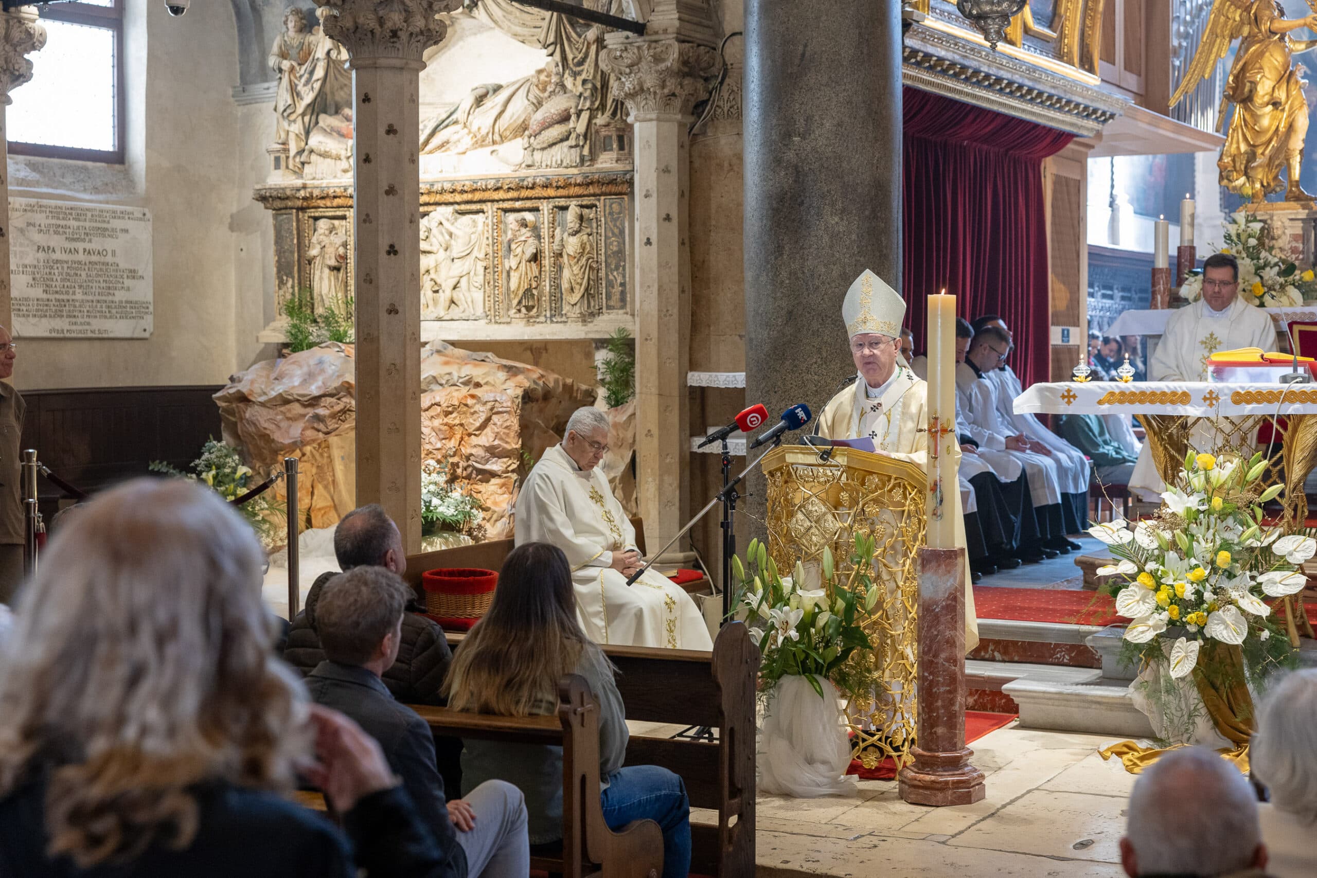 Nadbiskup Križić na Uskrs slavio svečanu misu u splitskoj katedrali