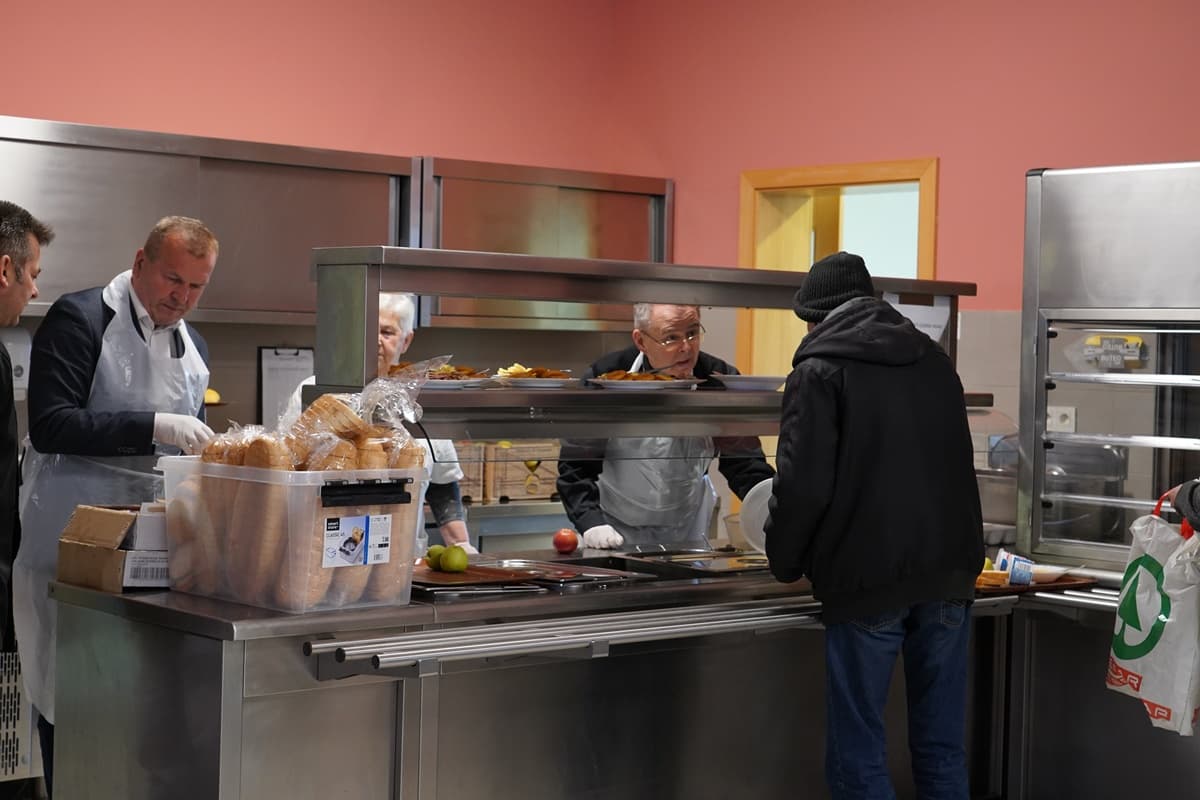 Tradicionalni pohod biskupa Radoša Pučkoj kuhinji na Veliki petak