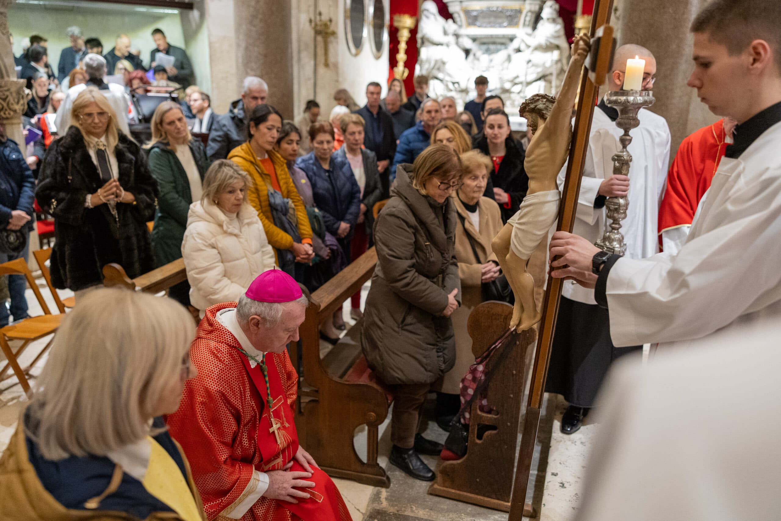 Nadbiskup Križić predvodio obrede Velikoga petka