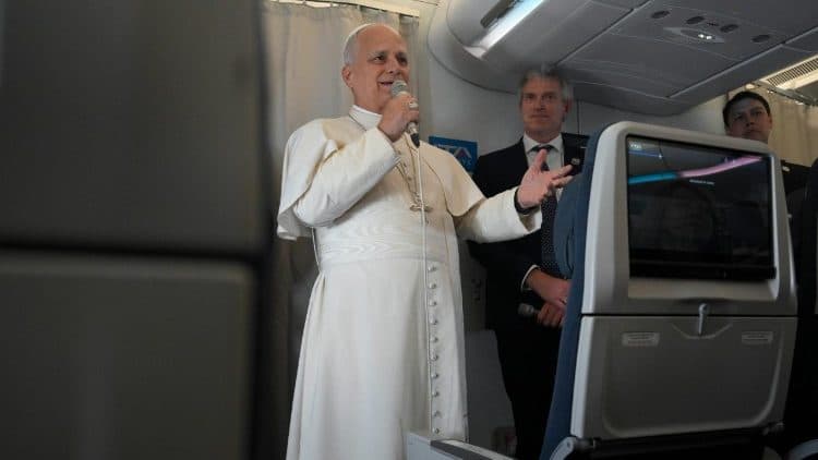 Papin razgovor s novinarima na povratku iz Afrike