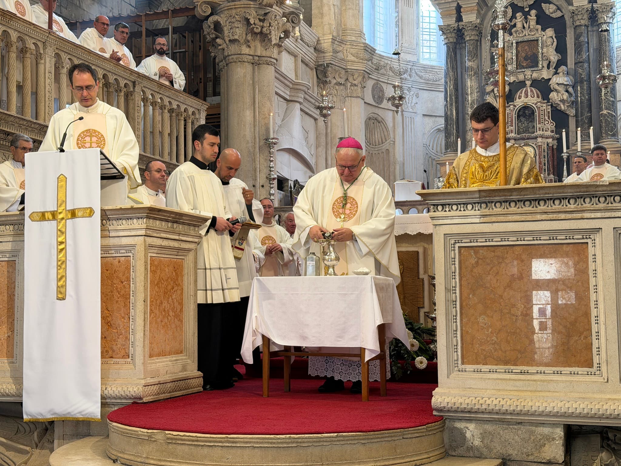 Biskup Rogić na Misi posvete ulja istaknuo jedinstvo Šibenske biskupije i služenje po sakramentima