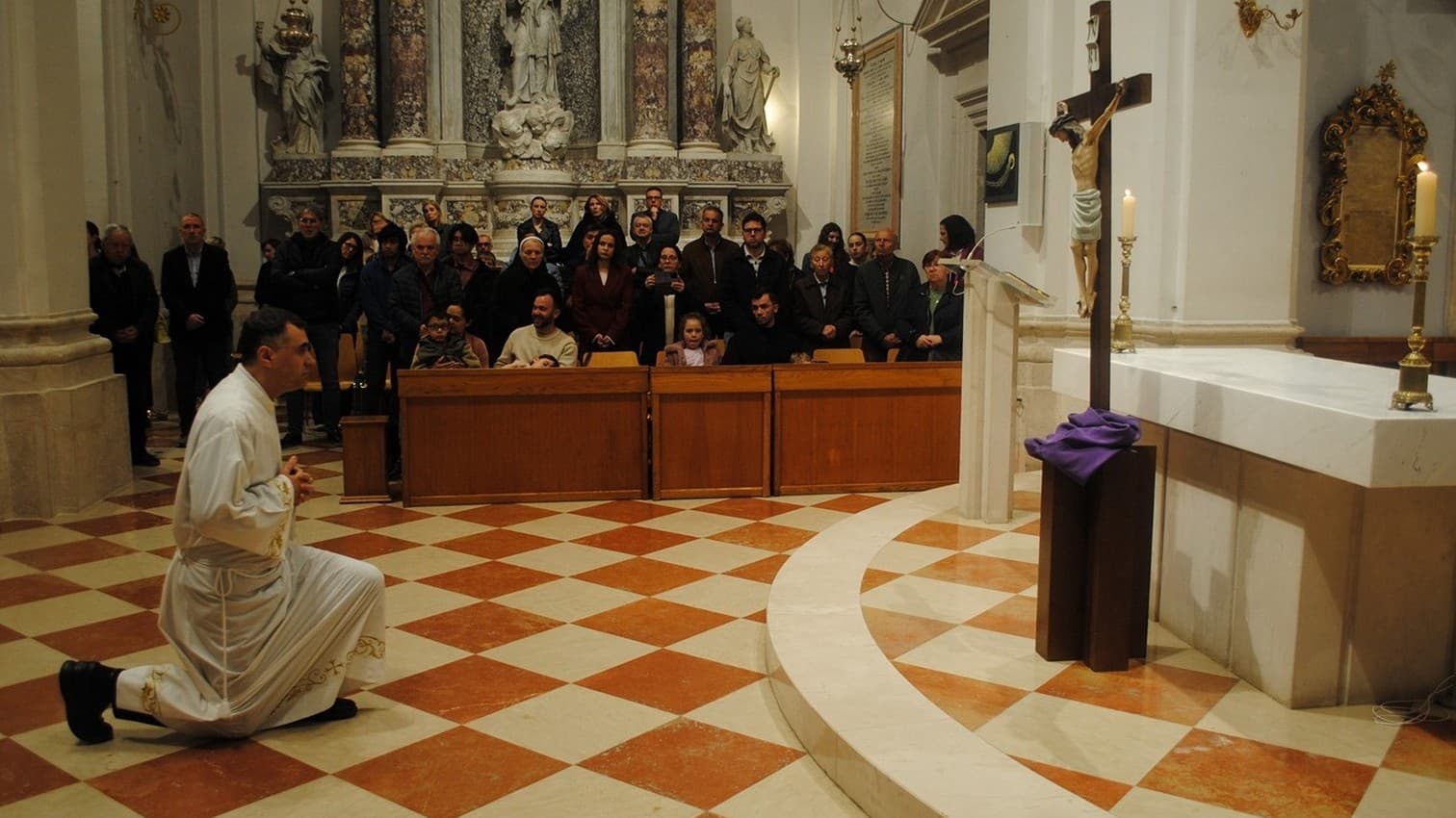 Biskup Glasnović predvodio obrede Velikog petka