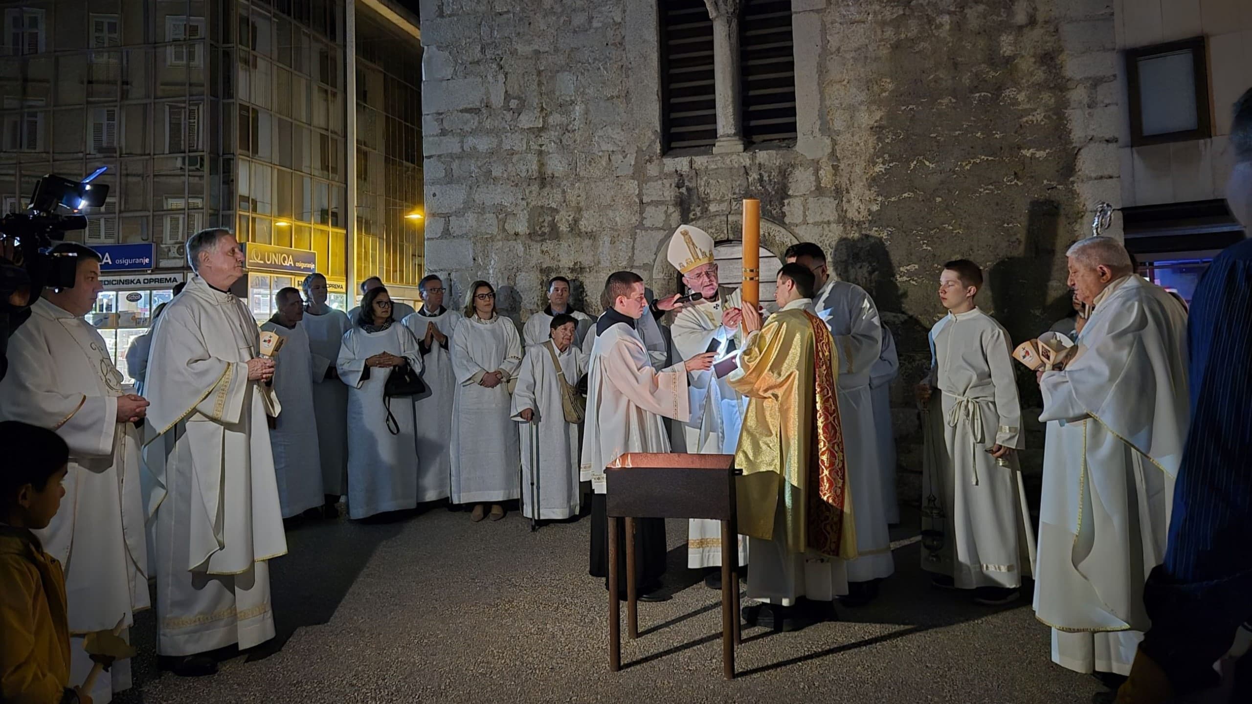 Nadbiskup Uzinić predvodio Vazmeno bdjenje u Rijeci