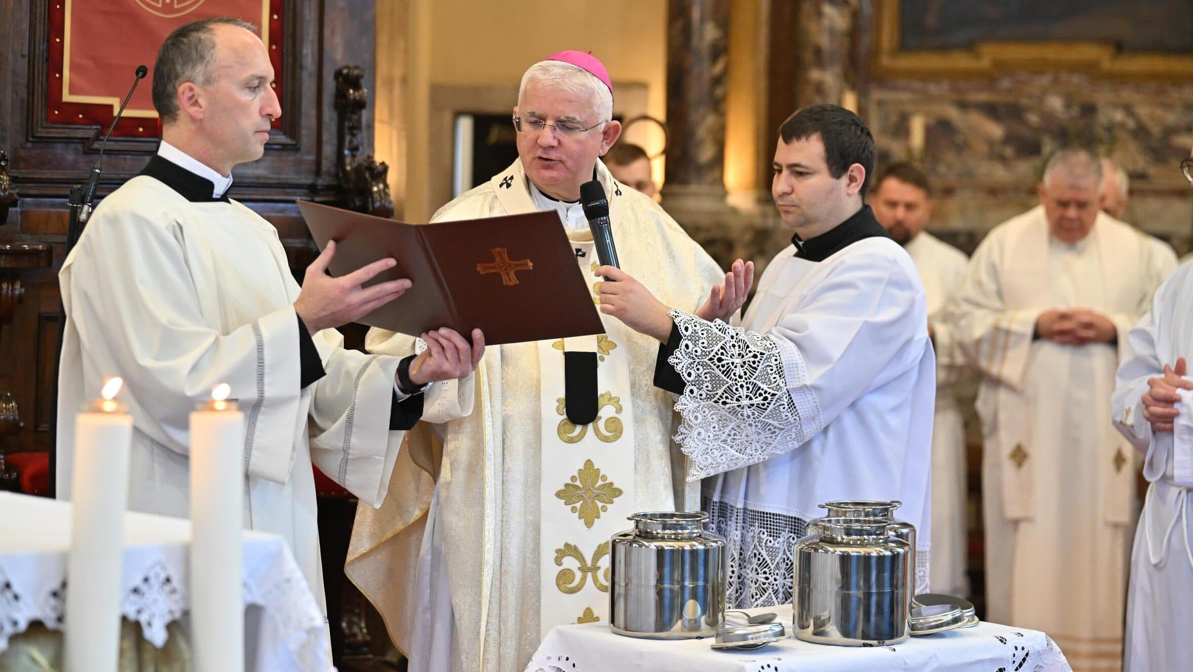 Nadbiskup Uzinić predvodio Misu posvete ulja