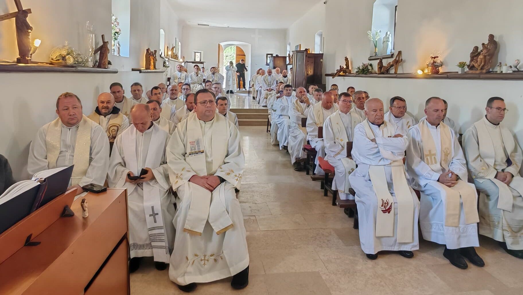 Svećenici Riječke i Gospićko-senjske nad/biskupije hodočastili u Krasno