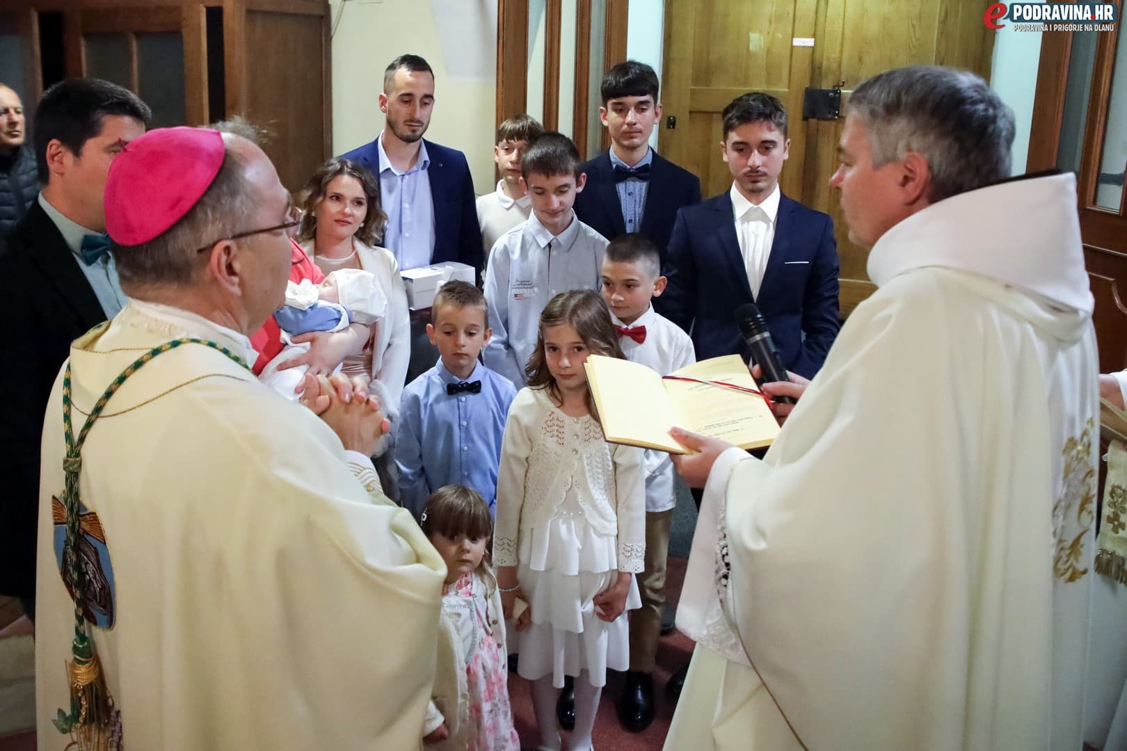 Koprivnica: Biskup Radoš krstio deseto dijete obitelji Kovačević