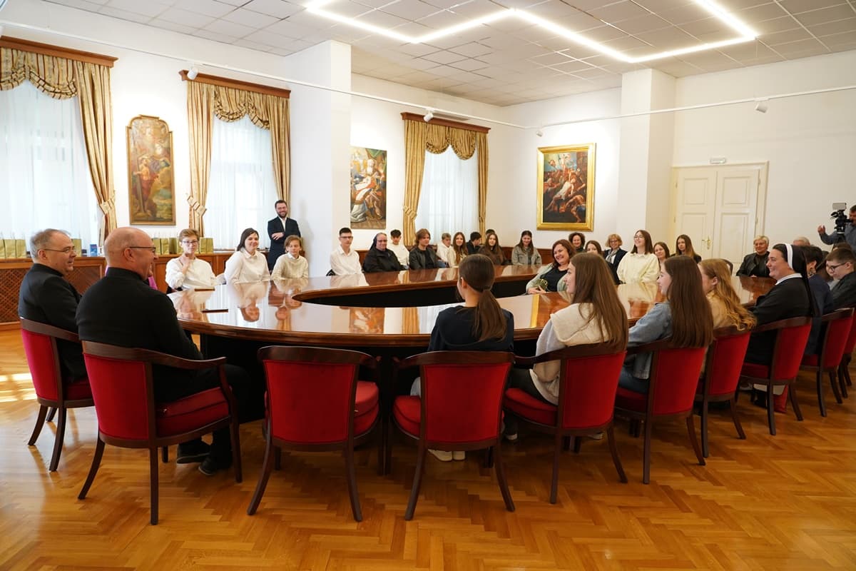 Susret biskupa Radoša s natjecateljima ovogodišnje Vjeronaučne olimpijade