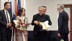Đakovačko-osječkoj nadbiskupiji dodijeljena Zlatna plaketa Brodsko-posavske županije