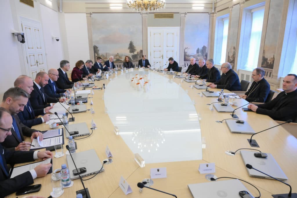 Održan redoviti polugodišnji sastanak Vlade i HBK-a