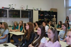 Susret biskupa Ive s maturantima požeške Katoličke gimnazije