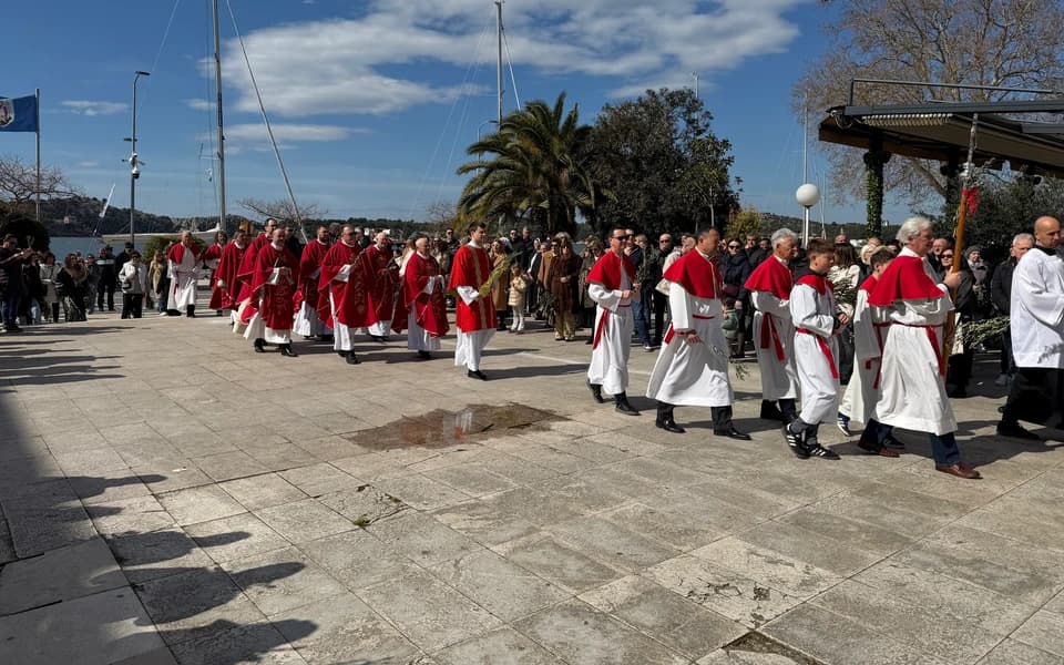Vjernici Šibenika Cvjetnicom ušli u Veliki tjedan zajedničkom procesijom i misom