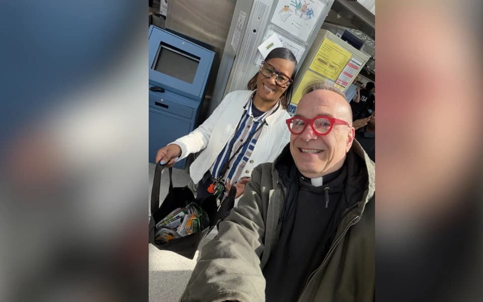 Američki svećenik prikupio pomoć za agente TSA koji su radili bez plaće