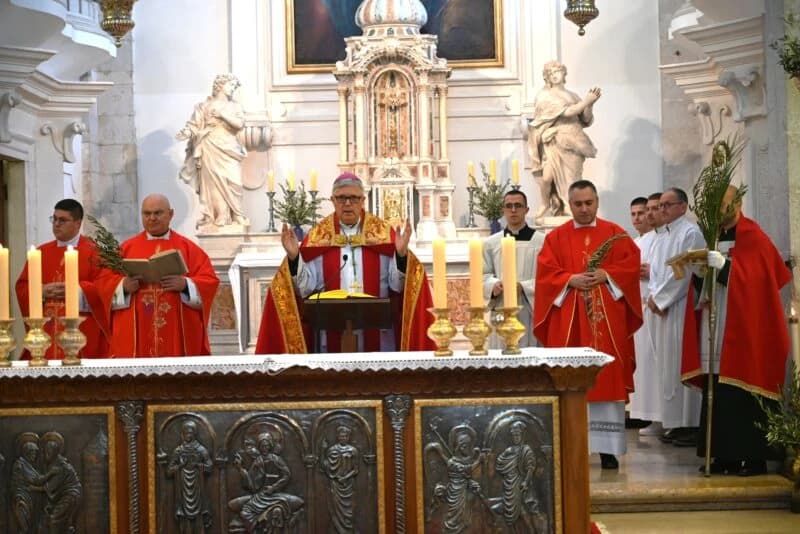 Nadbiskup Zgrablić predvodio misu na Cvjetnicu u katedrali sv. Stošije na Cvjetnicu