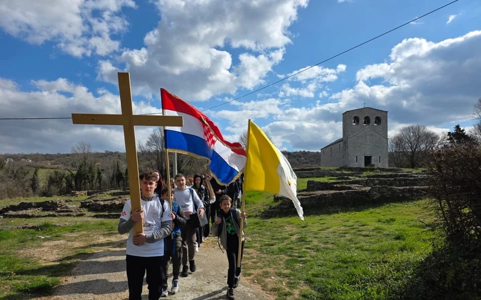 Križni put mladih od Biskupije do Knina okupio sudionike iz trideset župa