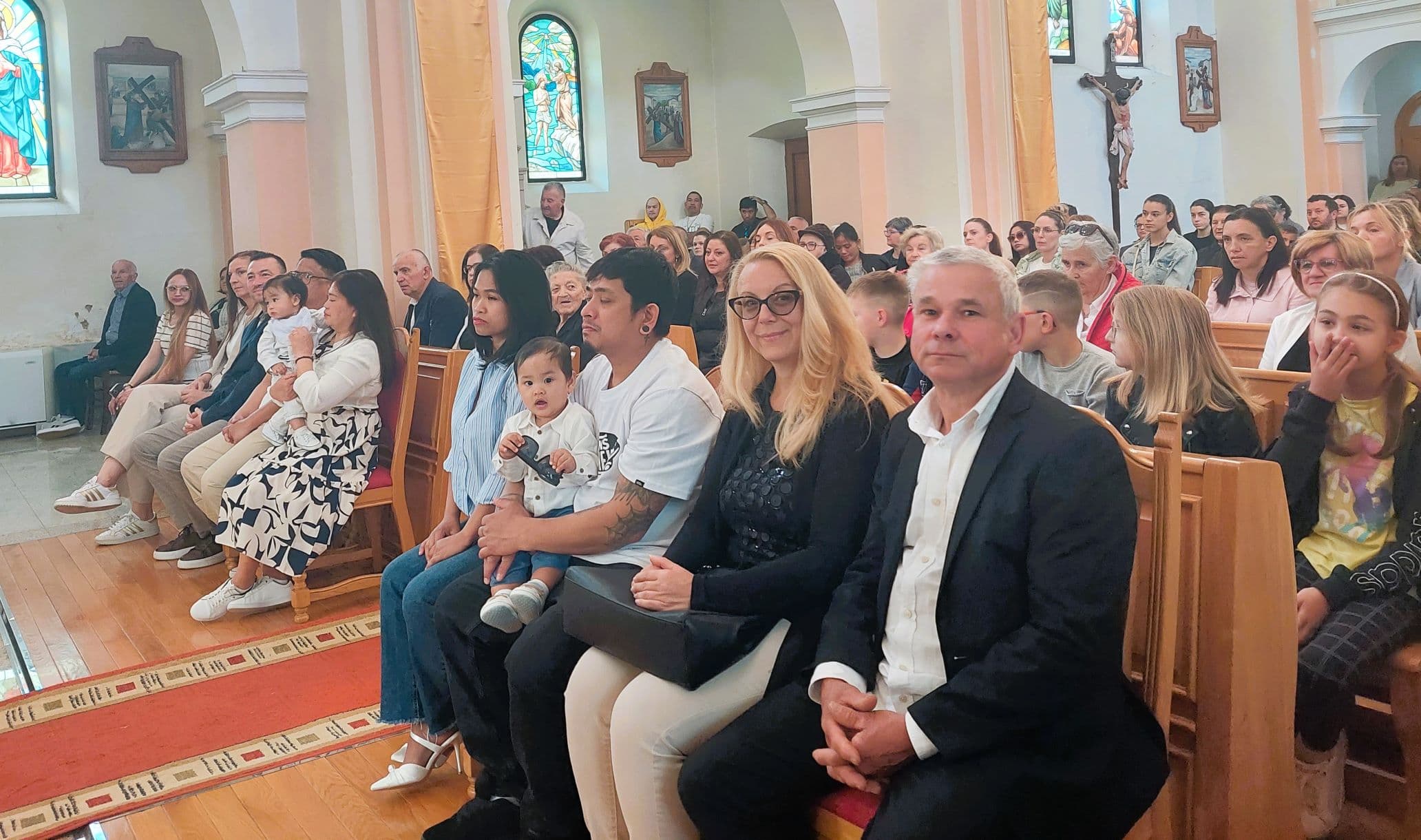 U Crkvi nema stranaca: krštenje dvojice dječaka Filipinaca povezalo zajednicu u Cerniku
