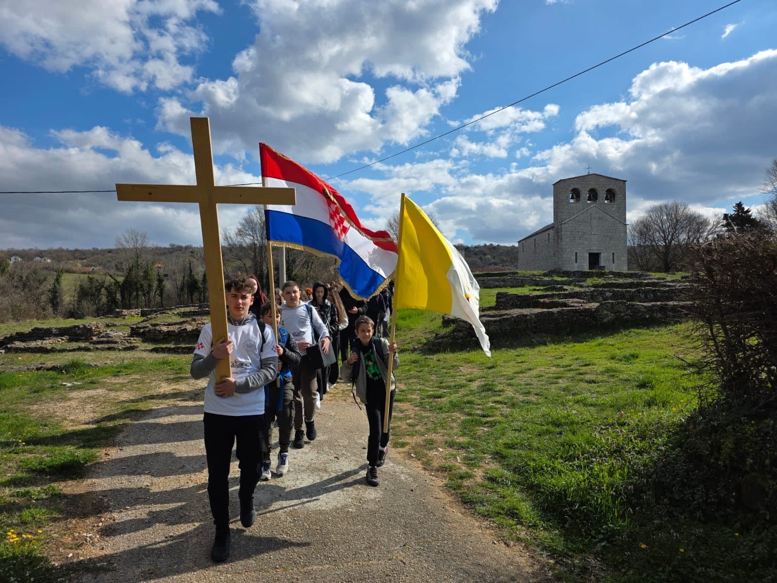 Križni put mladih od Biskupije do Knina okupio sudionike iz trideset župa