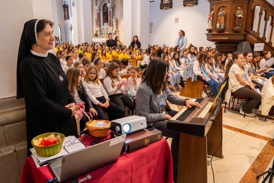 Na Zlatnoj harfi u Imotskom nastupili i dječji zborovi iz Drniša, Knina i katedrale sv. Jakova.