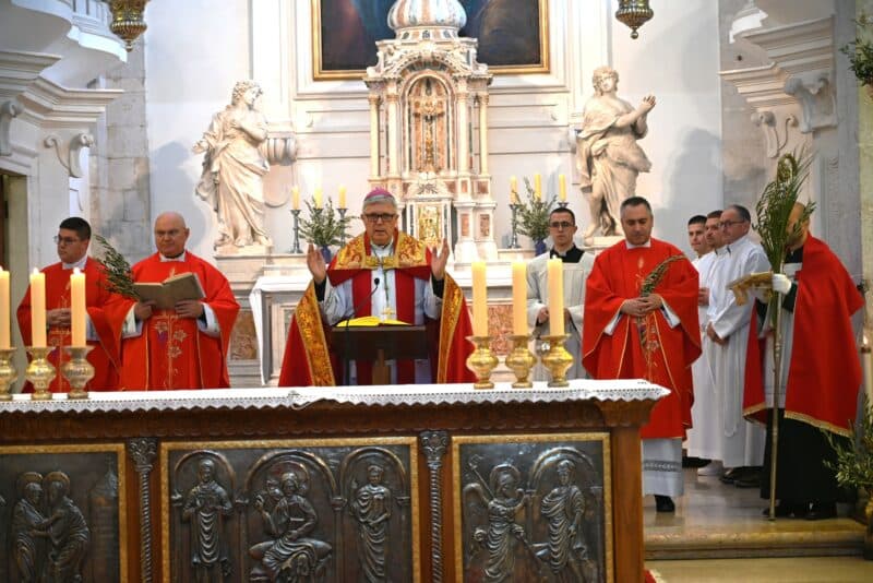 Nadbiskup Zgrablić predvodio misu na Cvjetnicu u katedrali sv. Stošije na Cvjetnicu