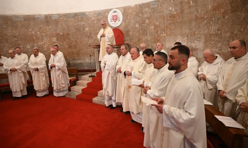 ZADAR: Na Veliki četvrtak Misu posvete ulja u katedrali sv. Stošije predvodio nadbiskup Zgrablić