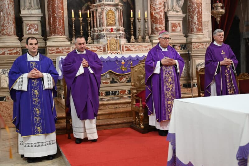 ZADAR: Misno slavlje za kumove Zadarske nadbiskupije u crkvi sv. Frane predvodio nadbiskup Zgrablić