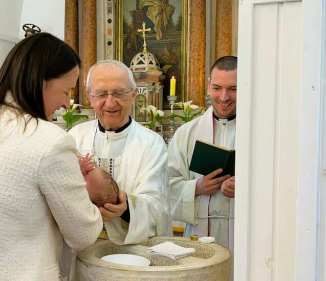 SOLINE: Nadbiskup Puljić krstio peto dijete u obitelji Gobin u Solinama na Dugom otoku