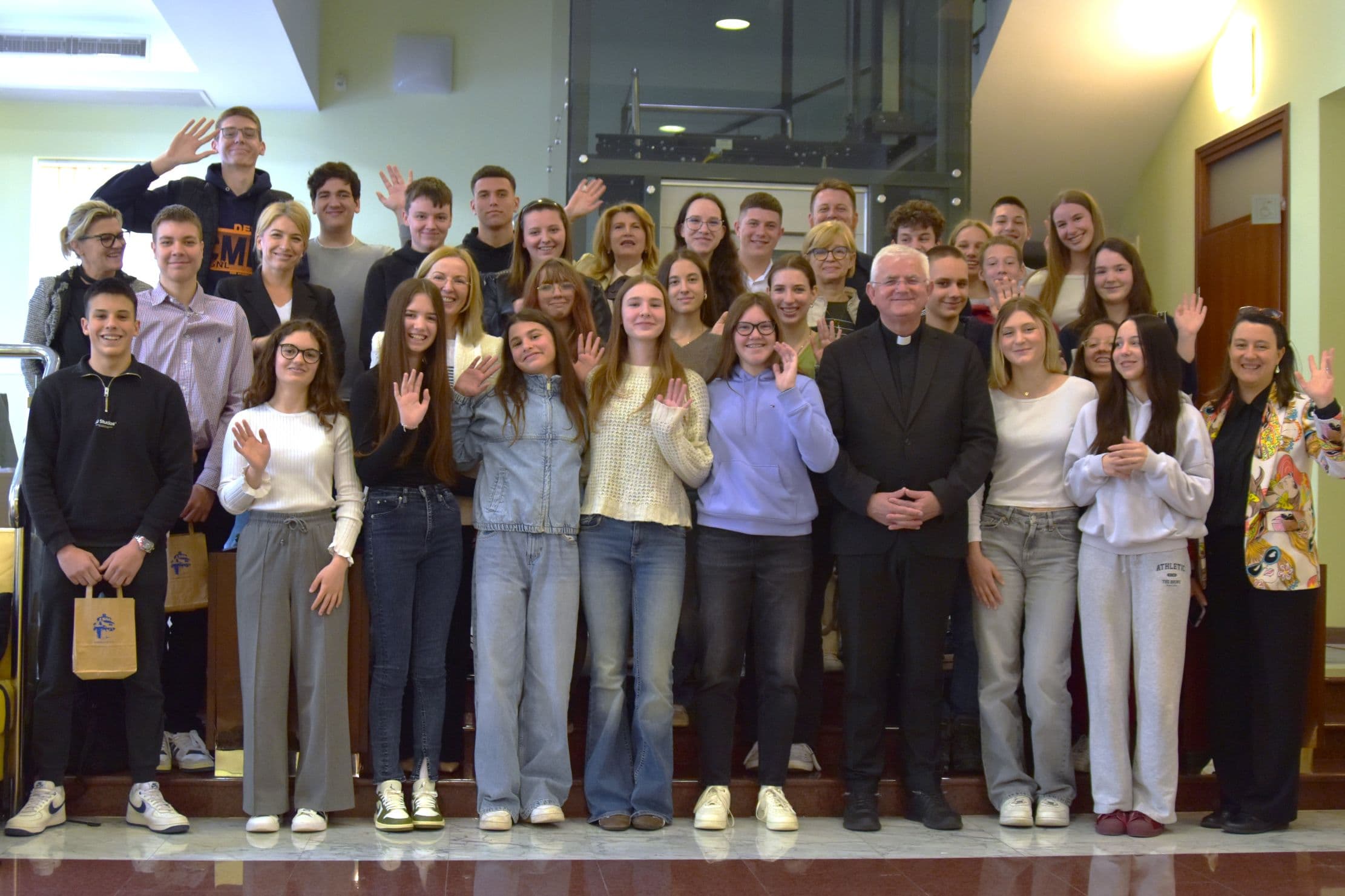 Nadbiskup Uzinić s učenicima koji su postigli najbolje rezultate na Vjeronaučnoj olimpijadi