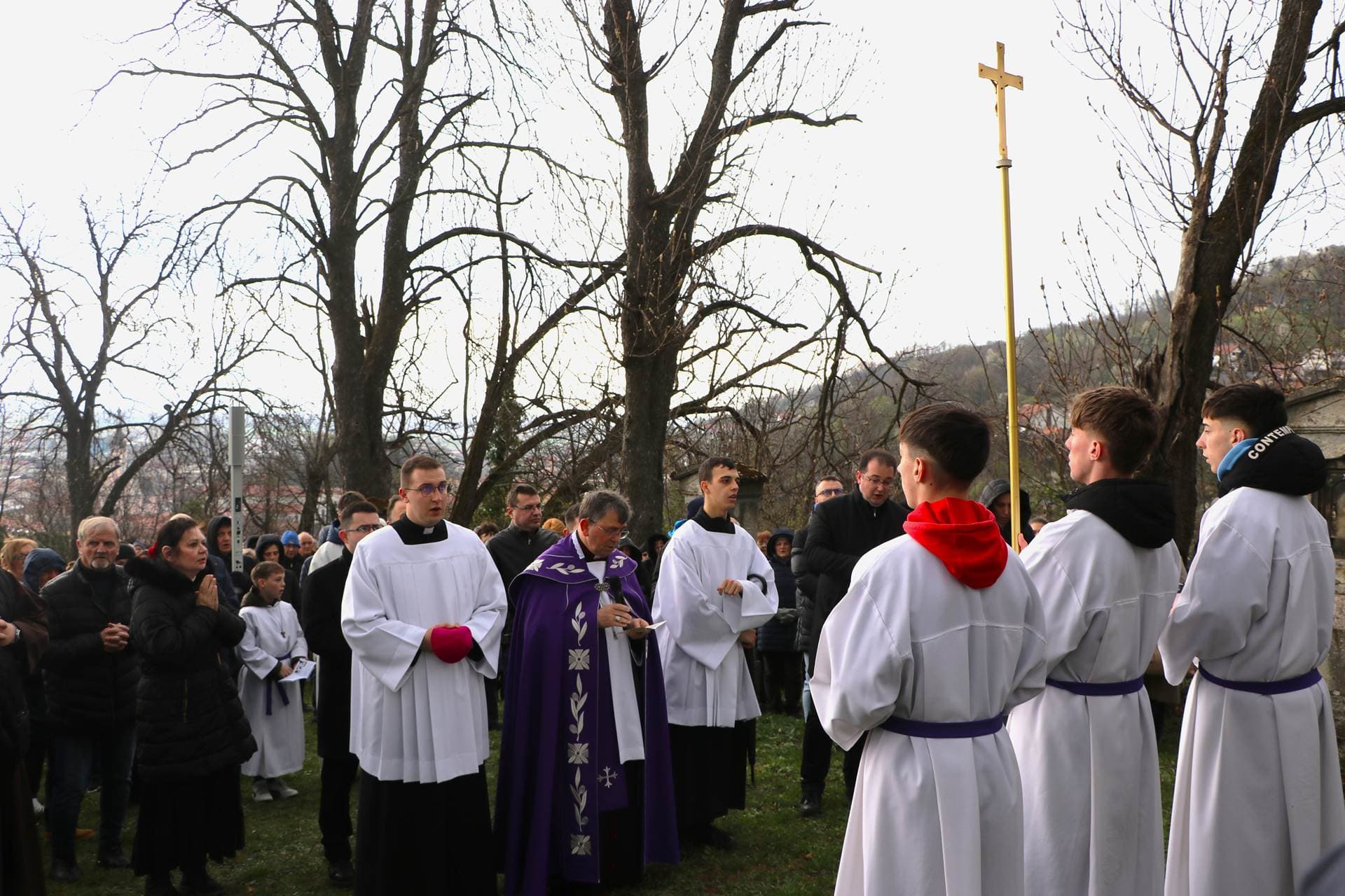 Požega: Biskup Martinović predvodio Križni put na Kalvariji
