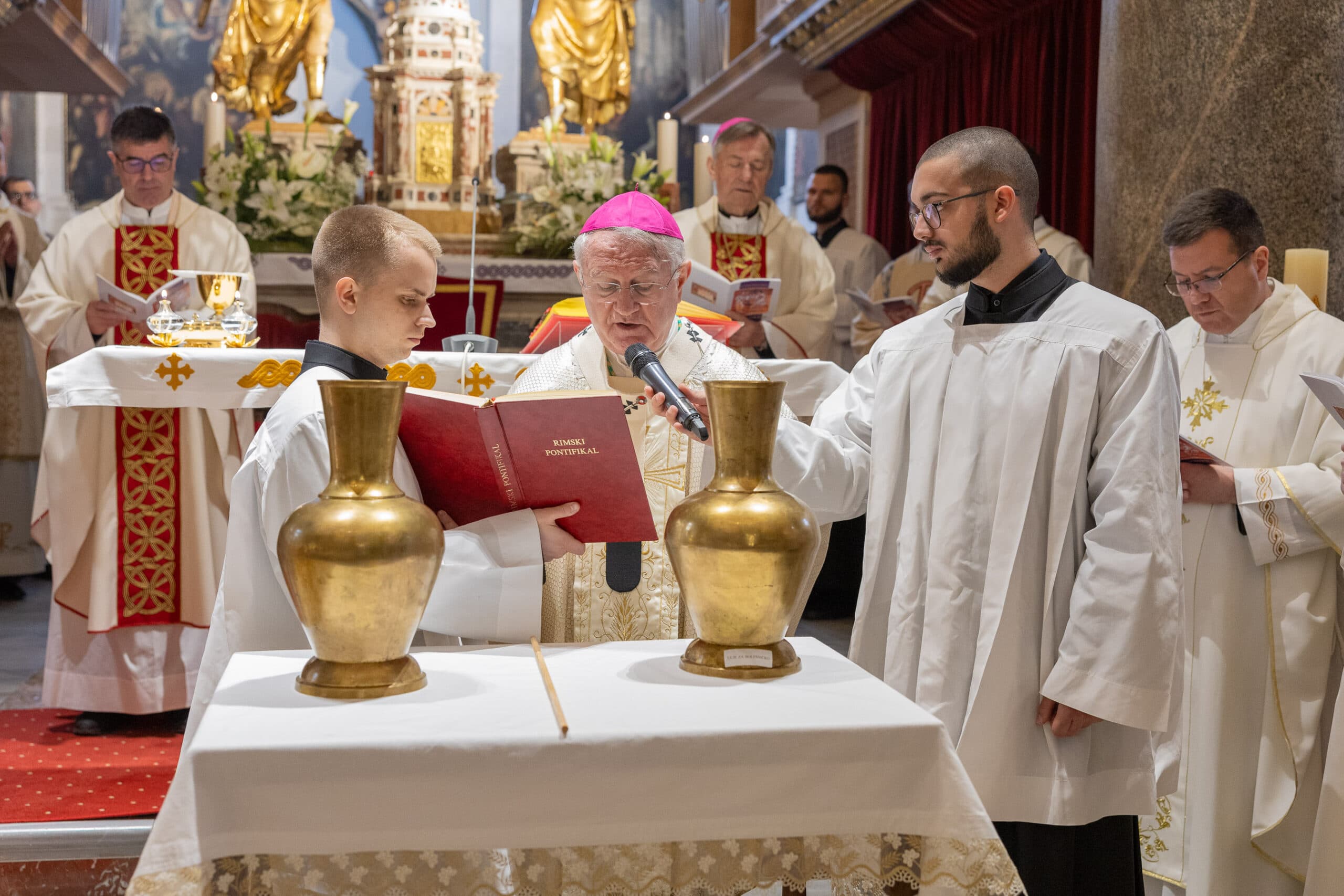 Nadbiskup Križić na Misi posvete ulja u Splitu naglasio da je pravi autoritet u Crkvi služenje